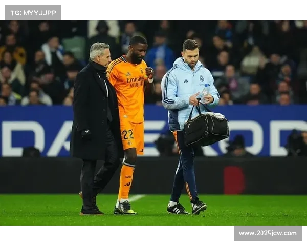 部分球员生活不检点问题曝光，俱乐部管理受考验