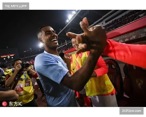 教练冲上赛场拥抱弟子，阿塞拜疆队庆祝久违的男子大级别金牌